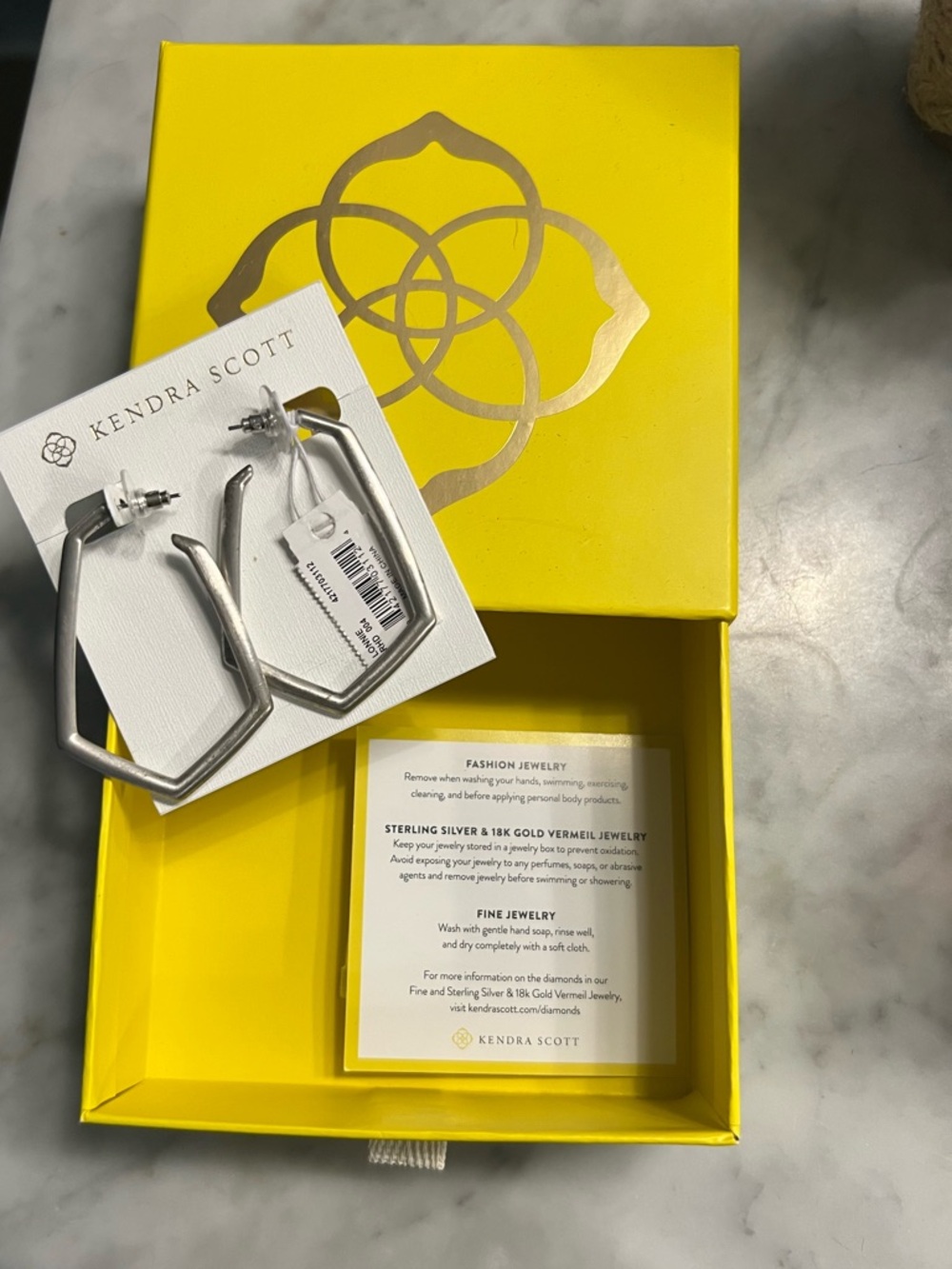 NWT!Kendra Scott Silver Angular
Earrings & Gift Box!🎁